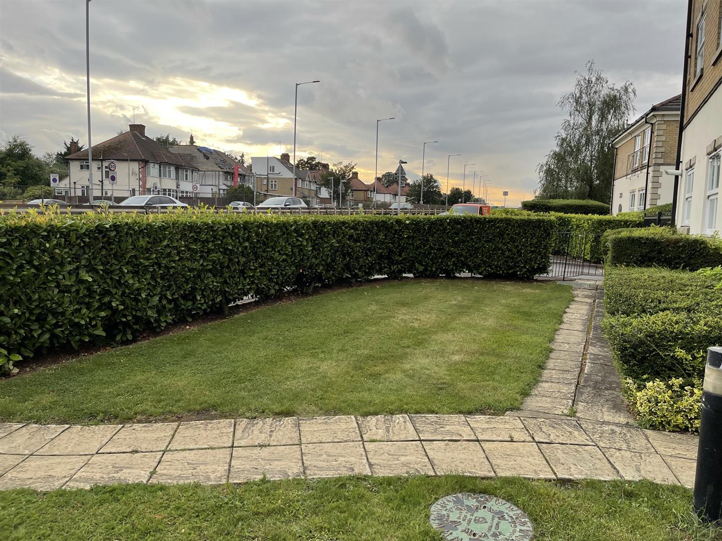 2 bed property in Great North Way, London
